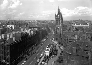 Uitzicht langs St Nicholas Street richting de kathedraal, Newcastle upon Tyne, oktober 1956